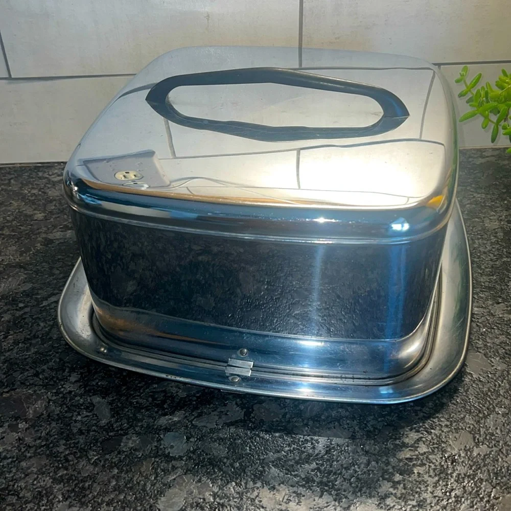Lincoln Beauty ware cake carrier/keeper. Chrome with carrying handle. Vi…